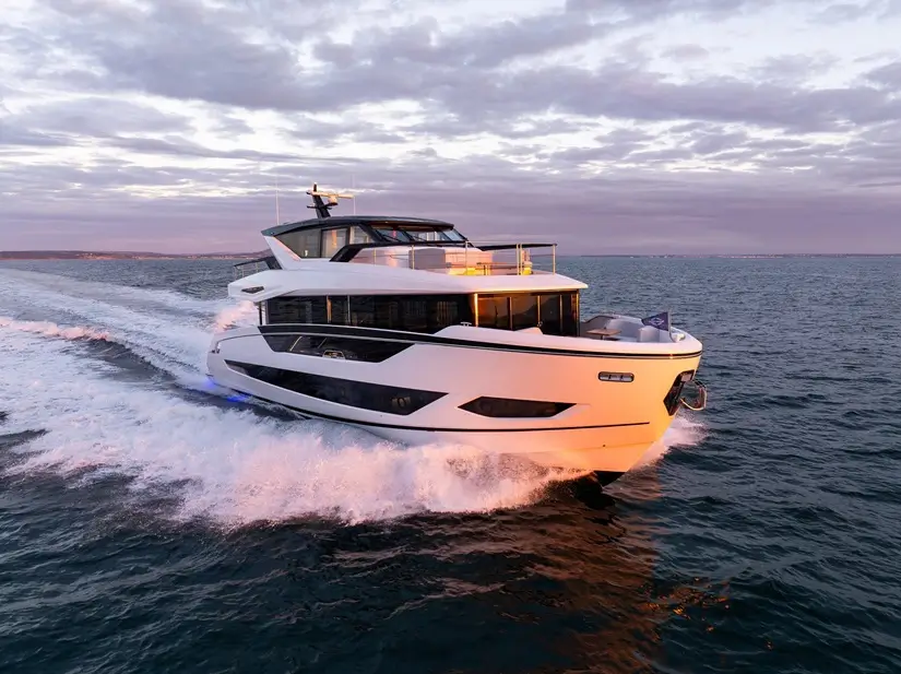 Sunseeker 82 Ocean Enclosed: Design and Large Spaces