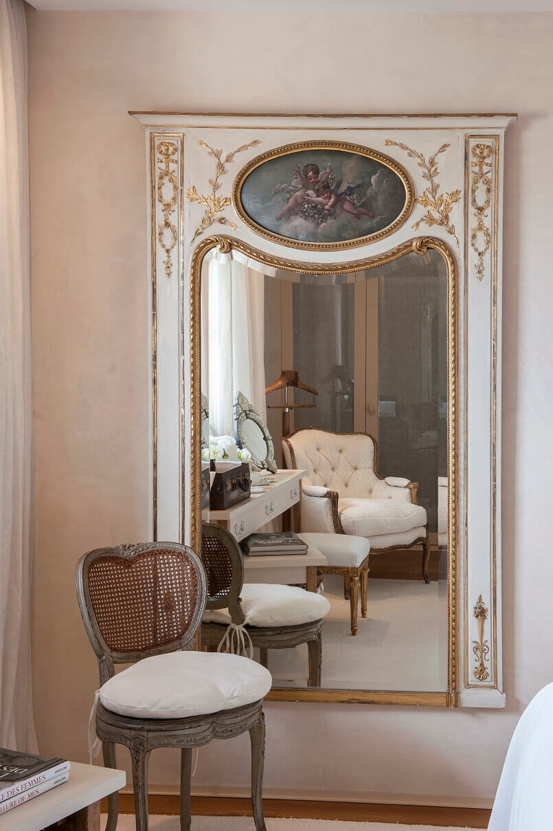white and gold mirror in bedroom,eclectic luxury bedroom design,archi-living.com,