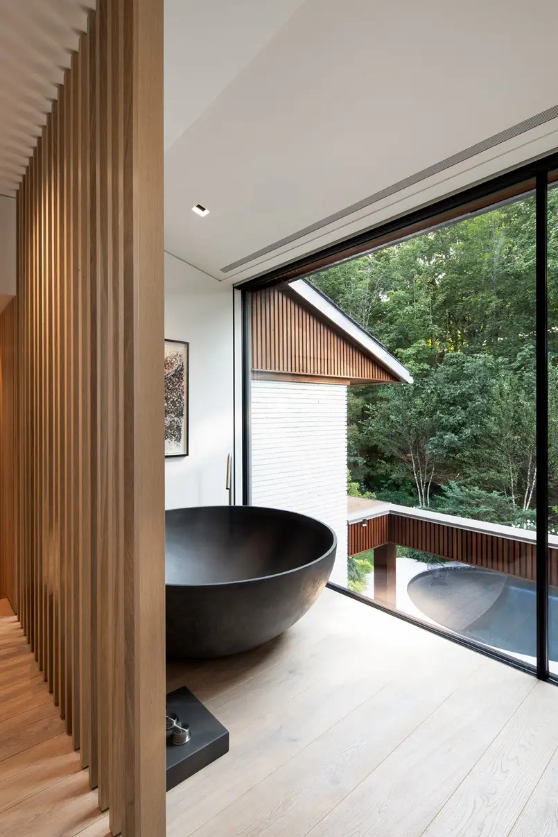 self-standing bath in a bathroom with a garden view, Archi-living.com