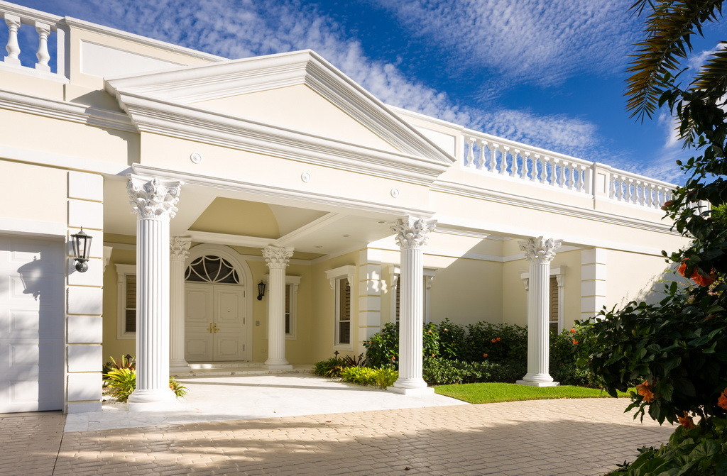 A_Gil_Walsh_Interiors_classic_Palm_Beach_Regency_villa_design_Archi living_resize 1024x671