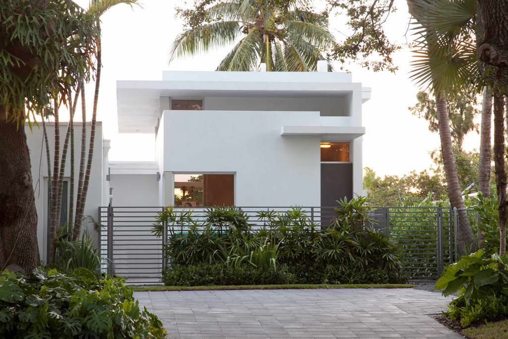 contemporary house design,modern home design,high end fence ideas,greenery house images,white house facade,