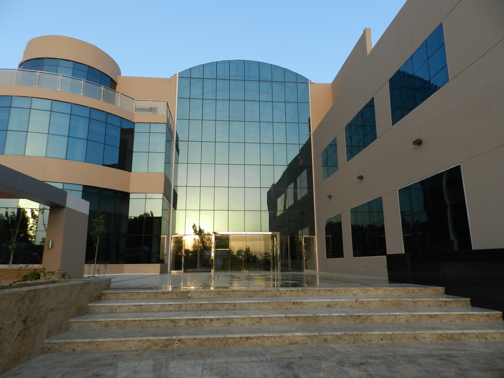 sharjah golf club,golf club in united arab emirates,private golf club united arab emirates,modern architecture in uae,glass in contemporary building construction,