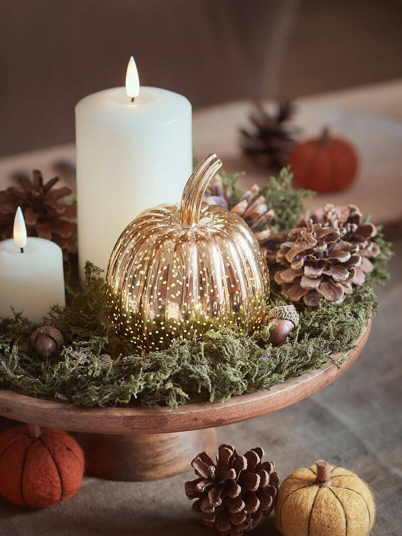autumn table centerpiece ideas,golden pumpkins for table decoration,color palette for autumn table lights,autumn decorating with candles,archi-living.com