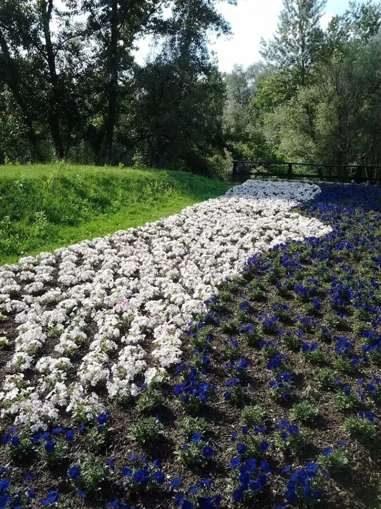 white and blue flower bed, Flora Art Garden Show in Zagreb, Archi-living.com