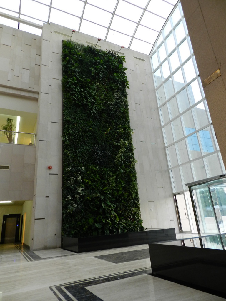 vertical garden in sharjah,vertical garden indoor,sundar italia giardini verticali,best golf club design,greenery in contemporary architecture,