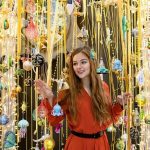 retail window display Christmas,shop display trends,Christmasworld trends 2019,holiday decor trends 2020,yellow and gold holiday decorations,