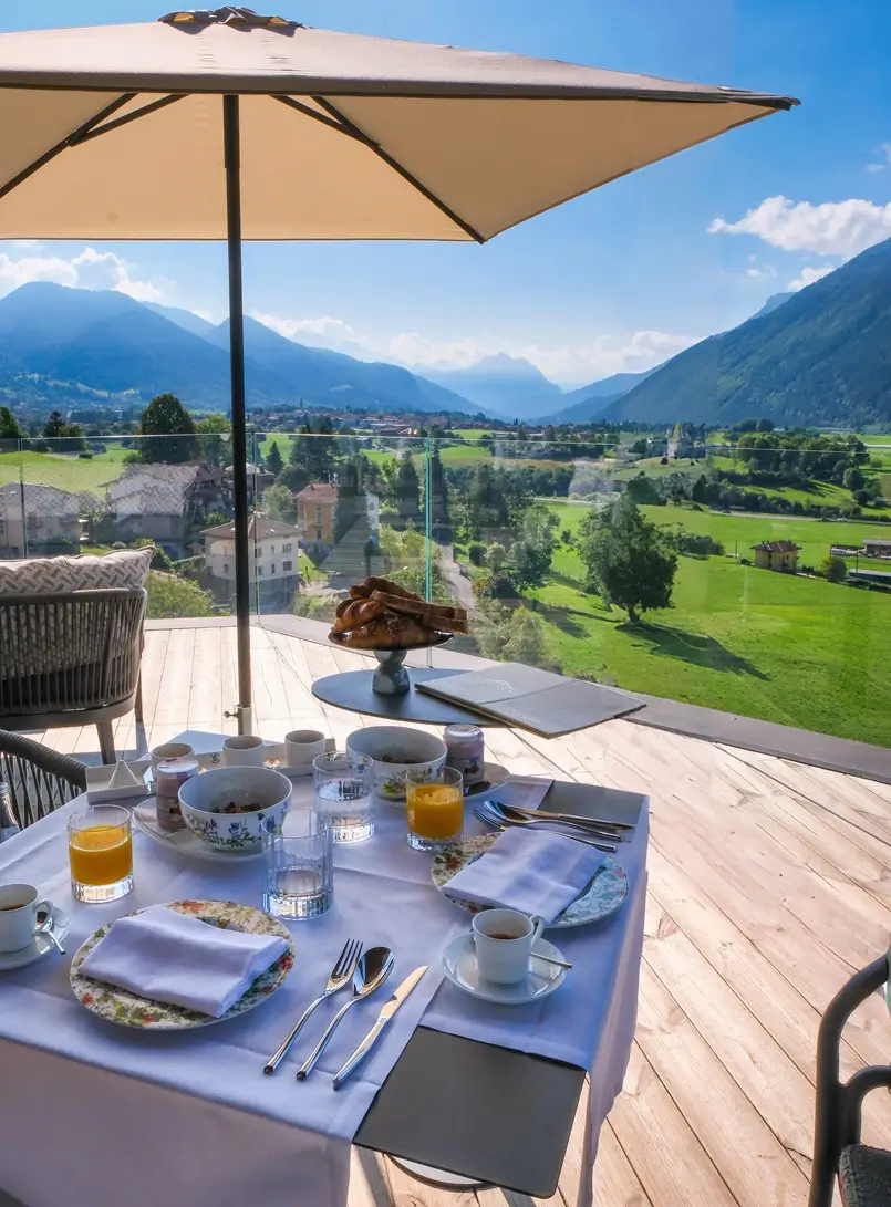 breakfast table with a beautiful view of the mountains, archi-living.com