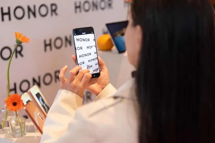 Danica Maricic taking photo of HONOR 600 smartphones, Golden Hour Photography Tips for Beginner Mobile Photographers, Archi-living.com