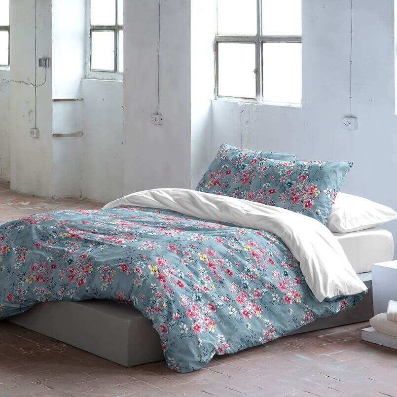 pink flowers on blue background,white bedsheets,pink and blue floral duvet cover,bedding ideas for autumn,winter bedroom decorating ideas, 