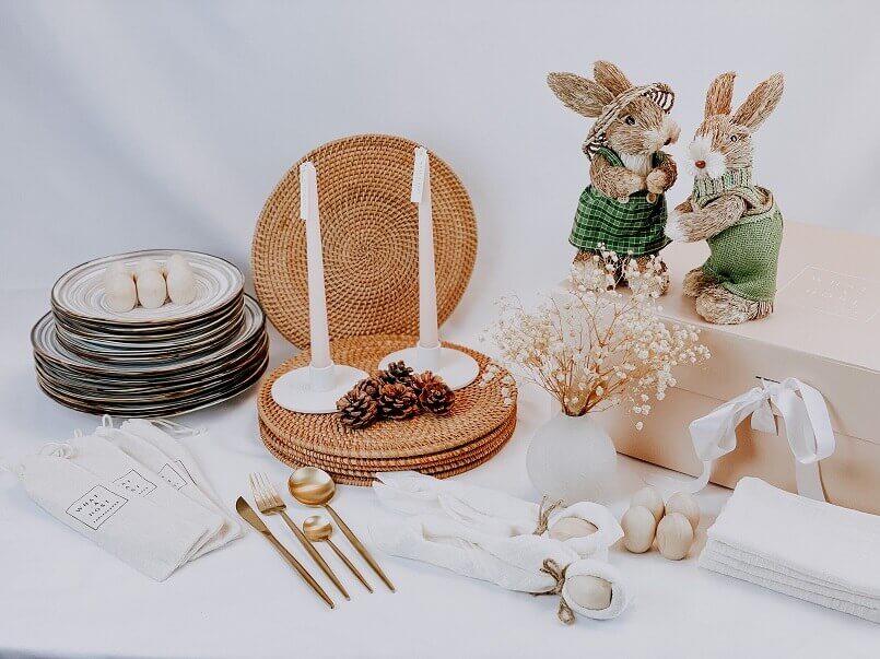 Easter table decoration ideas,Easter bunnies made of straw,Easter eggs wooden,natural materials in interior decorating,natural table decorating ideas,