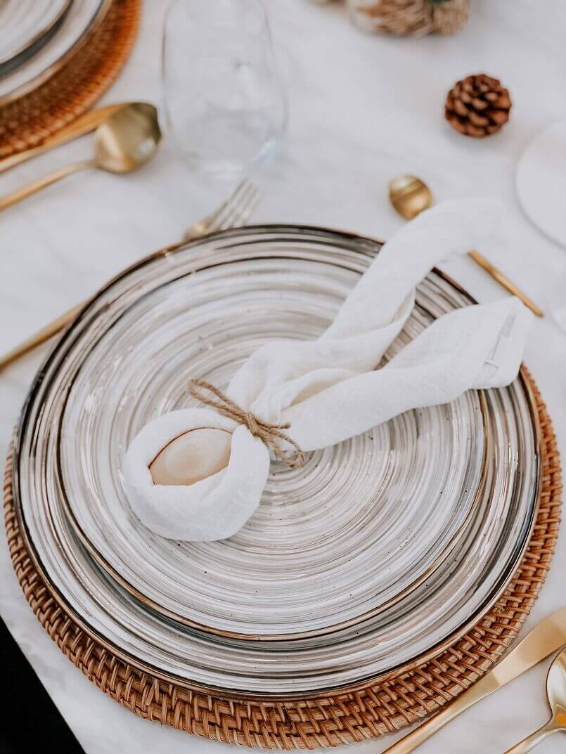Easter bunny napkin fold,porcelain plate for holiday table,rattan placemats round,gold stainless steel cutlery set,Easter table decoration ideas,
