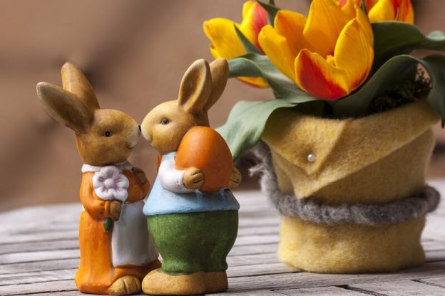 Easter bunnies decor,Easter bunnies and eggs,Easter bunnies and tulips,table decor ideas,bunnies in love images,
