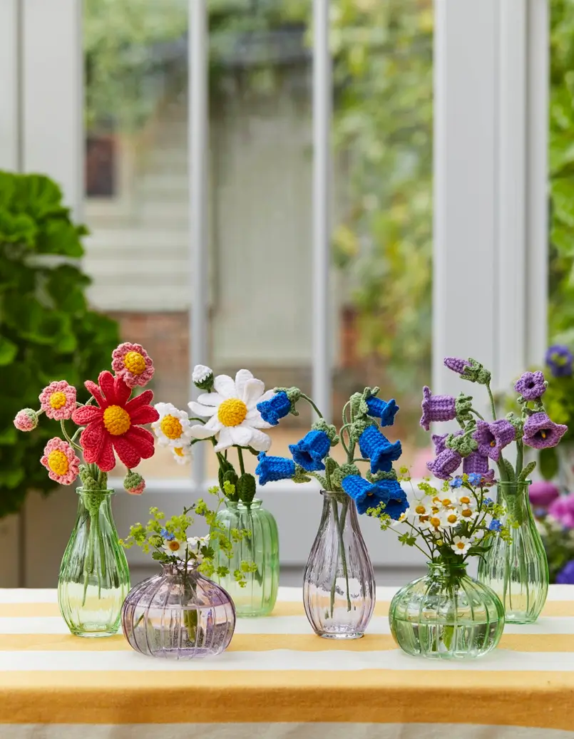 colorful crochet flowers in glass vases, Archi-living.com, Talking Tables