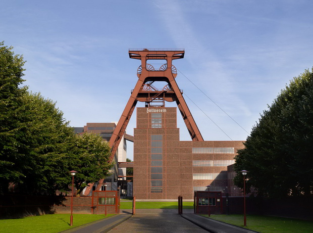 Essen_Zollverein-Coal-Mine-Industrial-Complex-winding-tower-XII_Owner_Stiftung-Zollverein_Photographer_Willemsen-Thomas_GNTB_resize556f631edfe0f.jpg