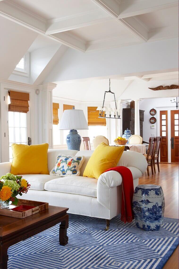 yellow color in living room,white yellow color scheme,yellow color room decoration,designer living room ideas,white sofa with yellow pillows,
