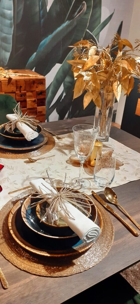 Golden and Green Colors for a Beautiful Holiday Table Décor, Archi-living.com