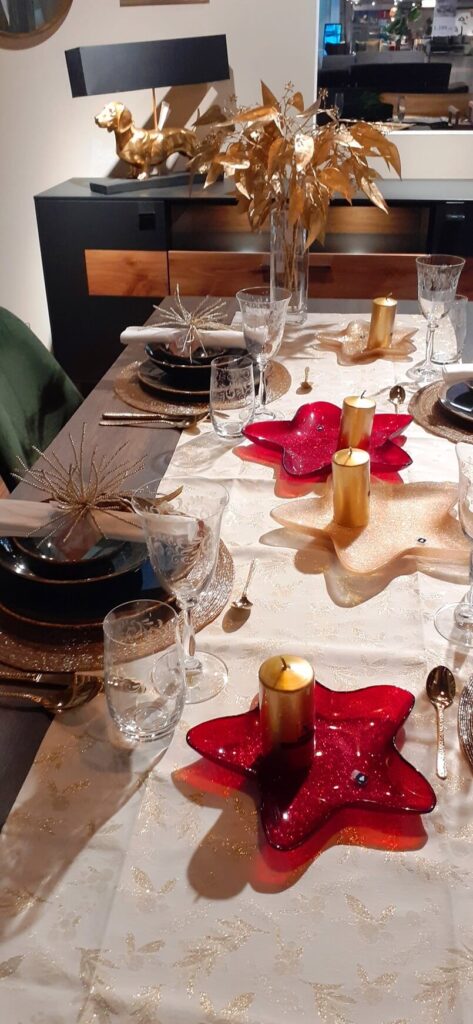 How to Create a Colorful Holiday Table in Golden, Red, Green Colors, Archi-living.com