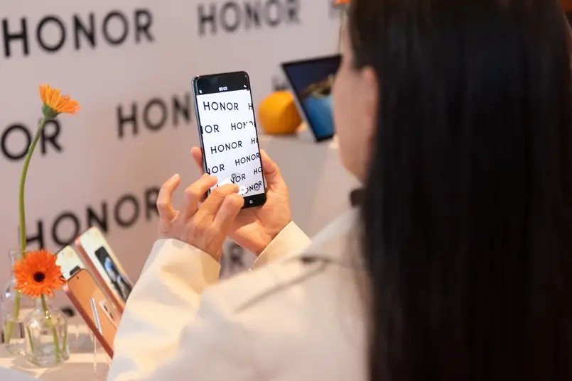 Danica Maričić, Editor-in-Chief of Archi-living.com, Creates a Video about HONOR 600 and Event Scenography