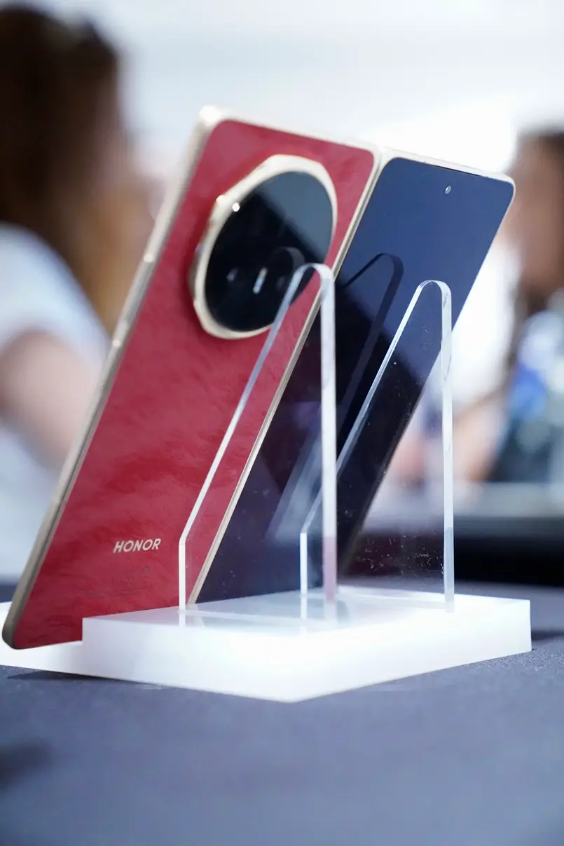 HONOR Magic V6 smartphone in red and black colors, Archi-living.com