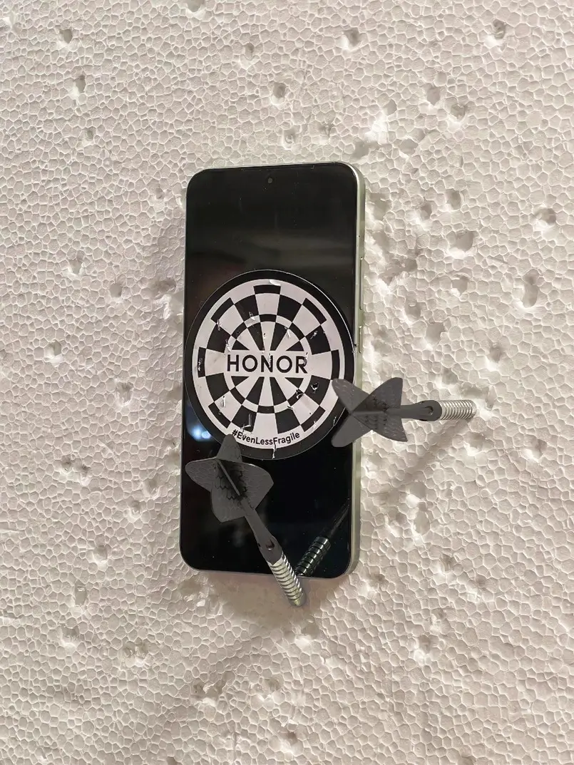 journalists testing the durability of the HONOR Magic8 smartphone, archi-living.com