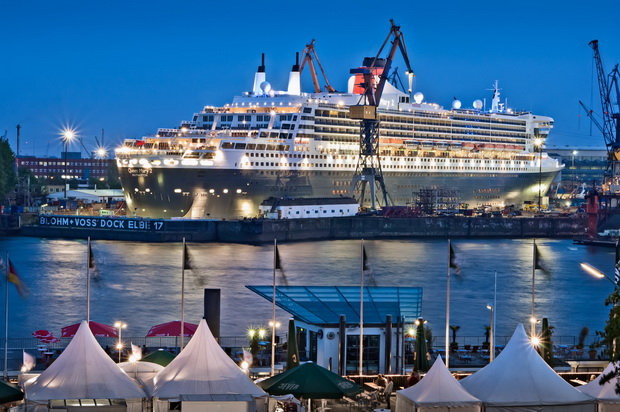 Hamburg_The-harbour-and-the-Queen-Mary-2_Owner_Deutsche-Zentrale-für-Tourismus-e.V._Photographer_photodesign-Boelter-Ingo_GNTB_resize556f631ef2c6f.jpg