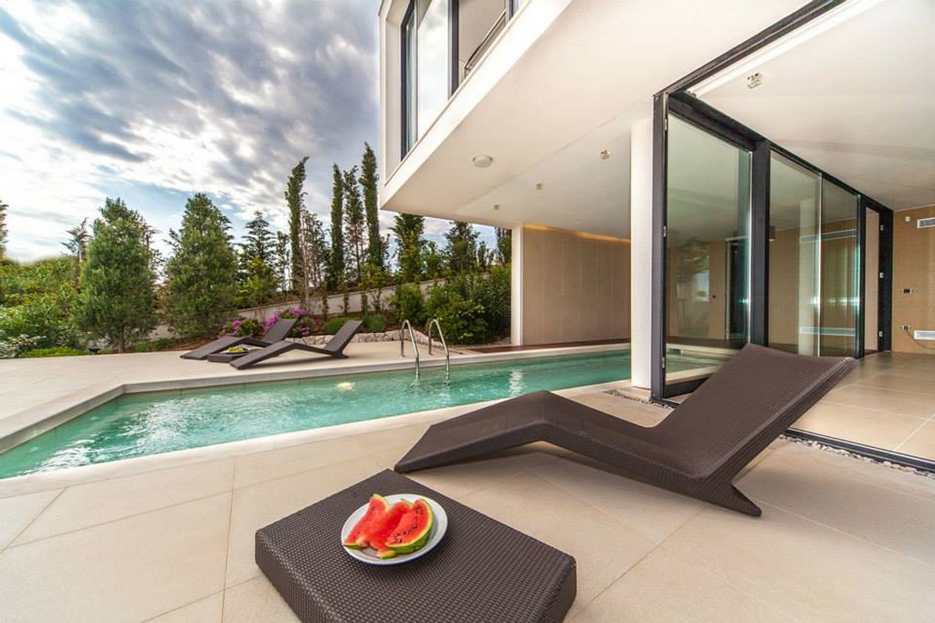 I_10goldenrays_luxury_villas_Primosten_Croatia_travel_swimming_pool_Archi-living_resize.jpg