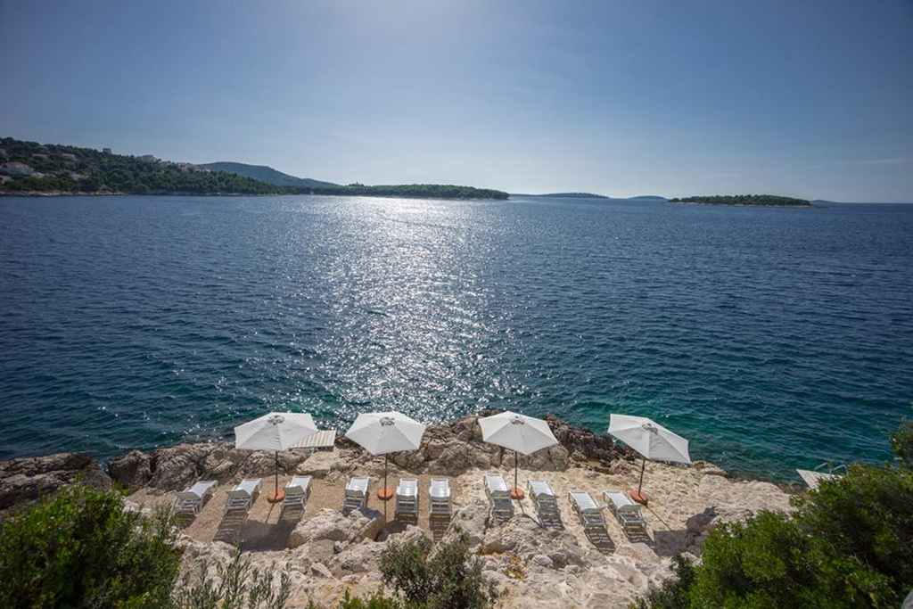 K_05goldenrays_luxury_villas_Primosten_Croatia_travel_beach_sunshine_summer_Archi-living_resize.jpg