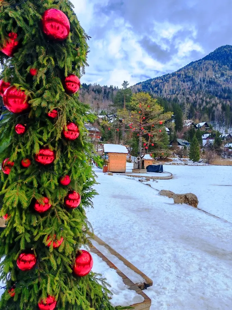 peaceful winter scenery of Lake Jasna in Kranjska Gora, Archi-living.com