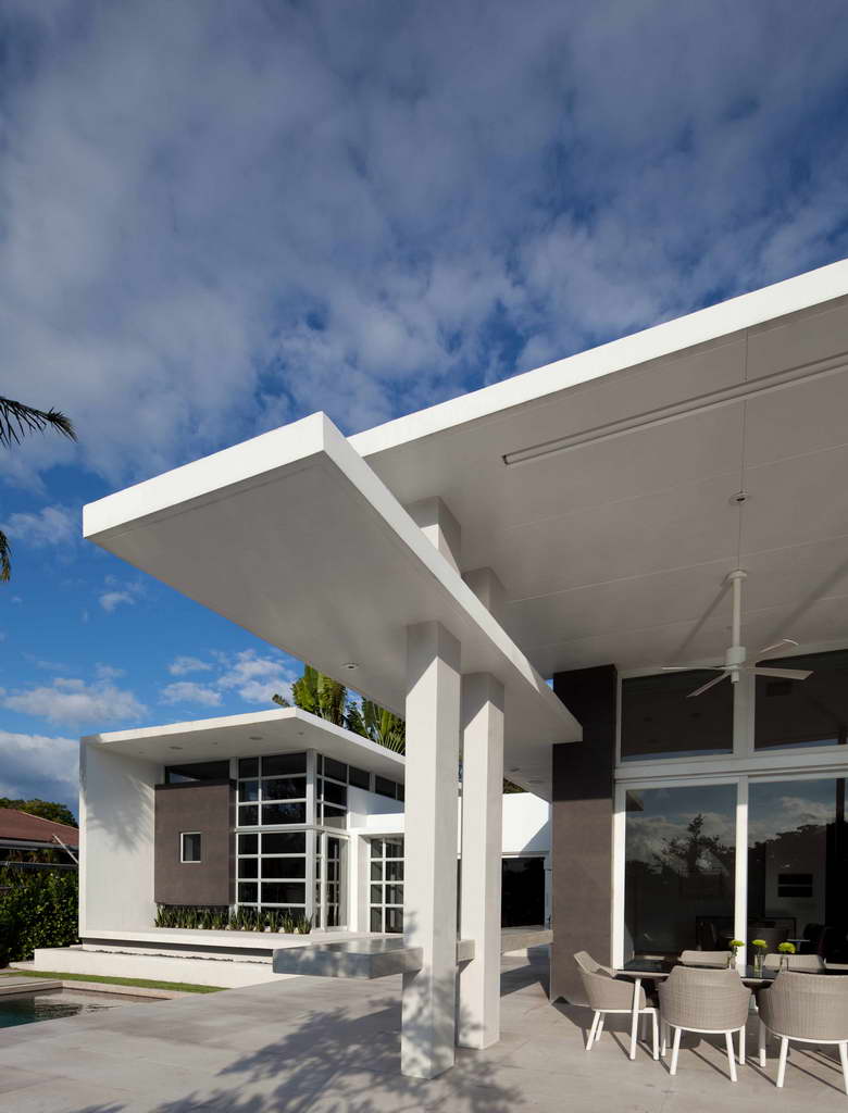house with a view,palm trees in the garden,glass dining table,luxury home florida,modern white house facade,