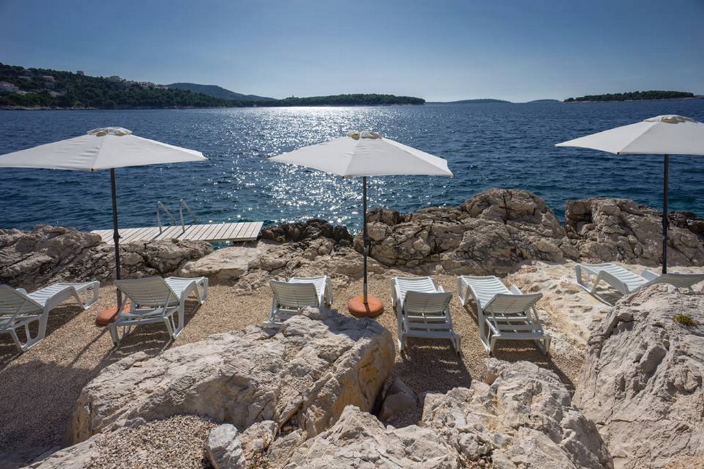 M_03goldenrays_luxury_villas_Primosten_Croatia_travel_beach_summer_Archi-living_resize.jpg