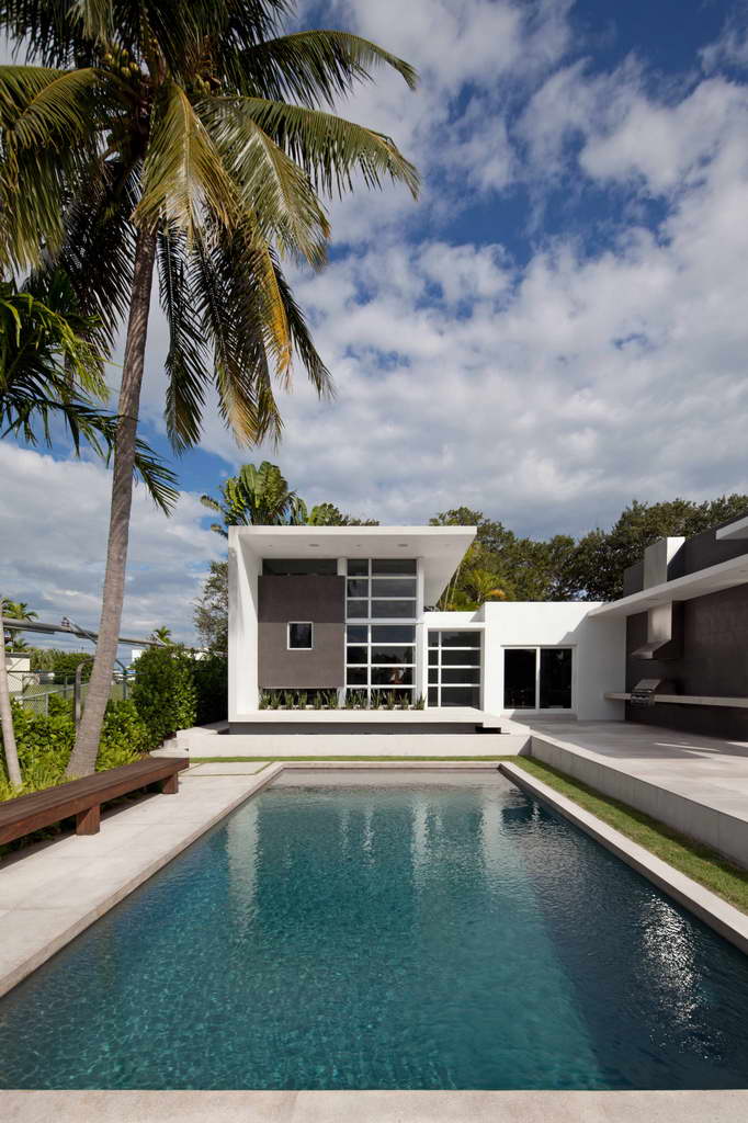 luxury home florida,modern white house facade,palm trees and swimming pools,dream home ideas,pool lounge ideas,