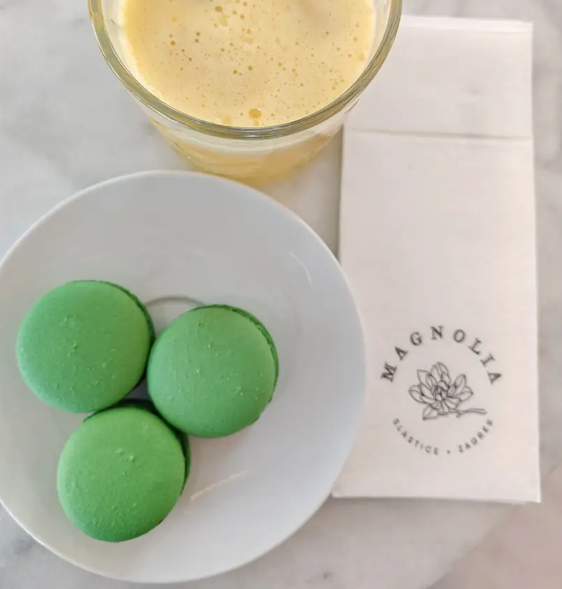 Matcha Macarons and Fruit Juice from Magnolia Slastice in Zagreb, Archi-living.com