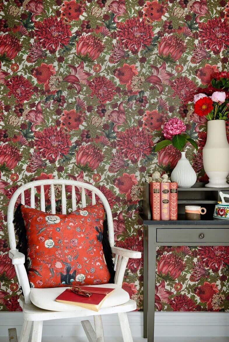 floral home decor ideas,red and green flower wallpaper for living room,red and white chair cushions,transylvania design inspiration,folk themed wallpapers,