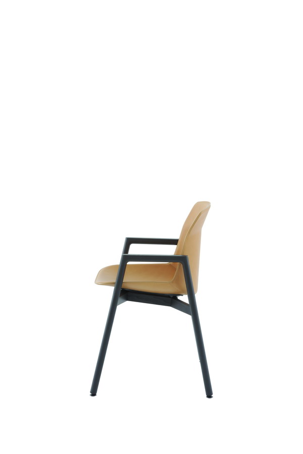 NEW-CASSINA-Motek_Luca-Nichetto_armrests_stained-black-ashwood_profile.jpg