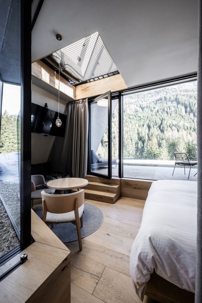 mountain hotel north italy,hotel olympic san giovanni di fassa,hotel room with mountain view,hotel room design in wood floor,archi-living.com