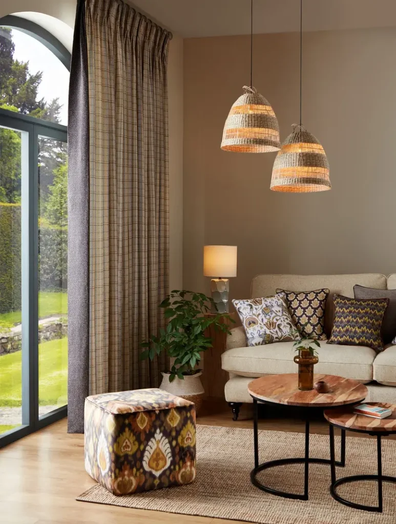 living room in neutral tones with colorful highlights, archi-living.com