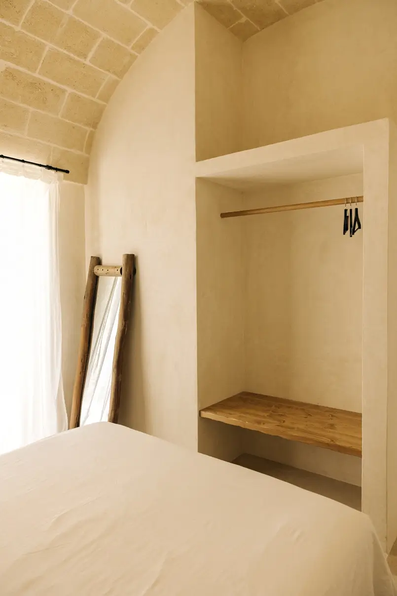 minimalist bedroom and wardrobe design in neutral colors, Archi-living.com