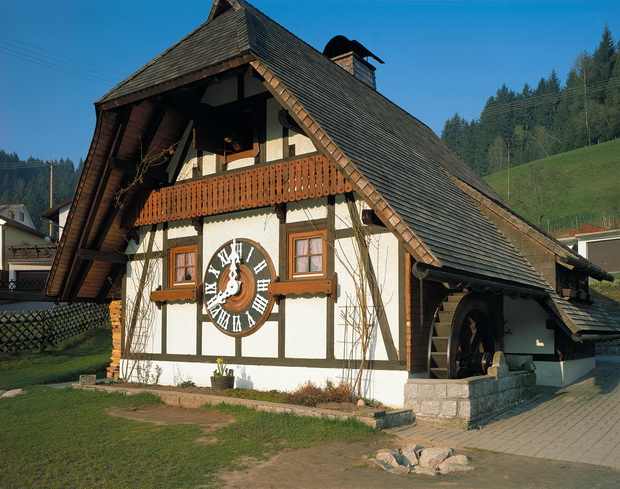 SchonachBlack_Forest_the-biggest-cuckoo-clock-in-the-world_Owner_Baden-Wurttemberg_GNTB_resize.jpg