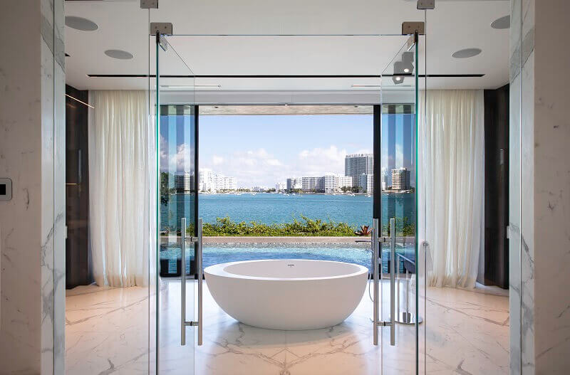 star island bathroom with ocean view,freestanding modern bathtub,luxury bathroom with ocean view,luxury home design interior,star island interior design luxury,