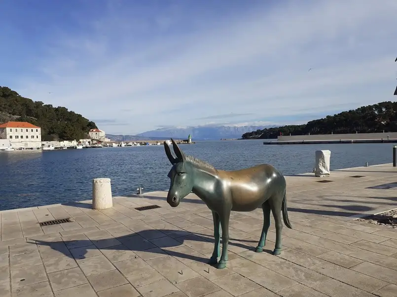 The Donkey Memorial by Ivan Škrmeta in Jelsa on Hvar Island, Archi-living.com