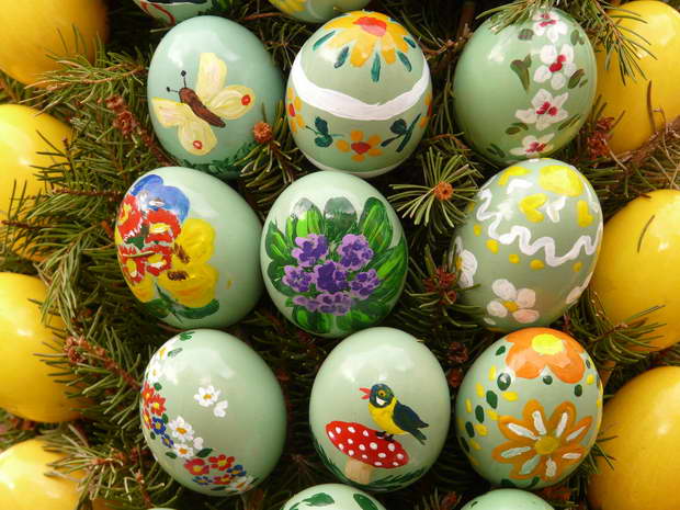 Easter,Easter table,Easter eggs,Easter egg basket,Easter bunny,decorated eggs,Nature design,holiday table,table decoration ideas,table setting ideas,table arrangement ideas,seasonal decorations,spring design,spring decorations,spring flowers,color,colourful,vibrant colors,pastel colors,dining room design,home decor ideas,decoration ideas,design inspiration,design ideas,natural materials,