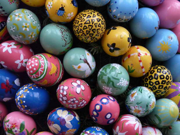 Easter,Easter table,Easter eggs,Easter egg basket,Easter bunny,decorated eggs,Nature design,holiday table,table decoration ideas,table setting ideas,table arrangement ideas,color,colourful,vibrant colors,pastel colors,seasonal decorations,spring design,spring decorations,spring flowers,