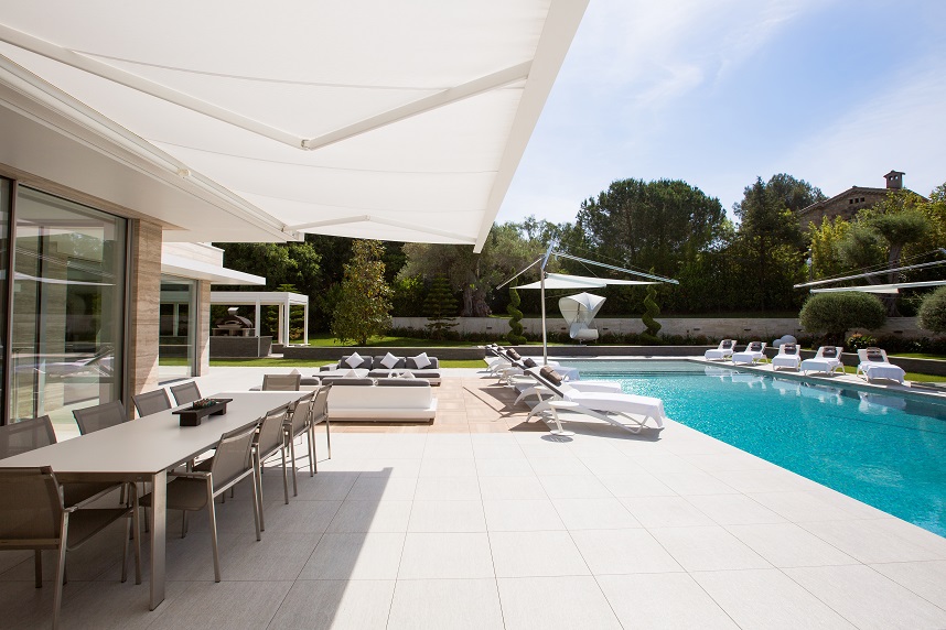 outdoor dining room,outdoor living room,outdoor living room ideas,outdoor sofa,outdoor furniture ideas,sun loungers,parasol,parasol design,poolside,pool lounge,swimming pool,landscape design,KE Shading Systems,luxury homes,luxury homes france,french riviera luxury homes,french riviera luxury villas,french riviera villas,the french riviera,cap d'antibes,awning,awning design,house awnings,house awning ideas,